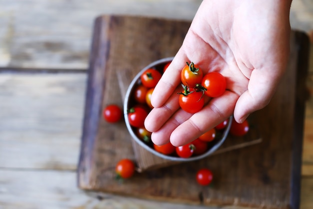 Tomates cherry frescos en un bol