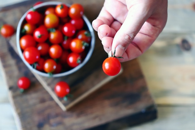 Tomates cherry frescos en un bol