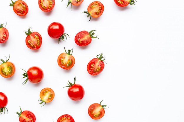 Tomates cherry frescos, enteros y medio corte aislados