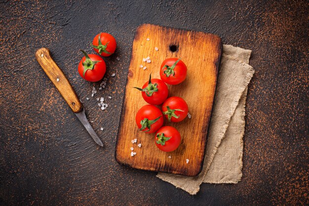 Tomates cherry frescos en el fondo oxidado