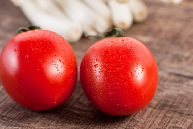 Foto tomates cherry frescos en madera