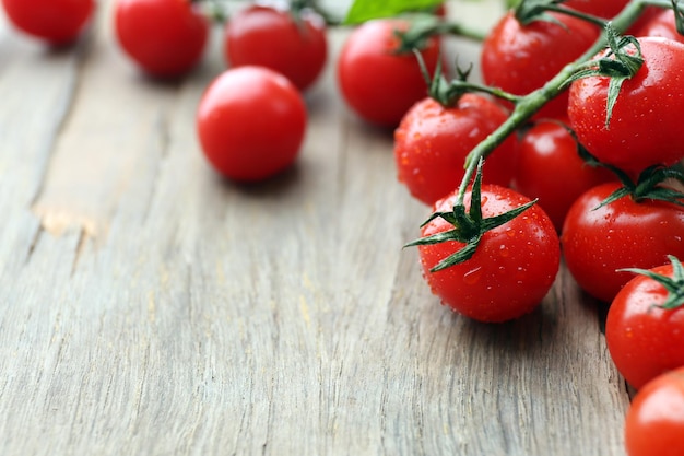 Tomates cherry frescos en mesa de madera vieja