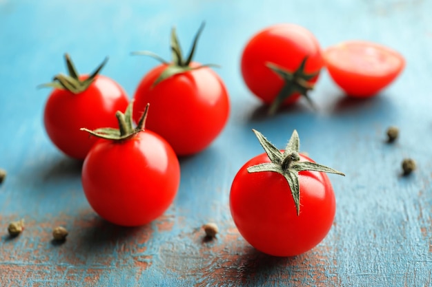 Tomates cherry frescos en primer plano de la mesa de madera
