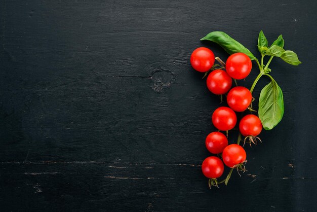 Tomates cherry frescos en una ramita Vista superior Sobre la mesa Espacio libre para texto