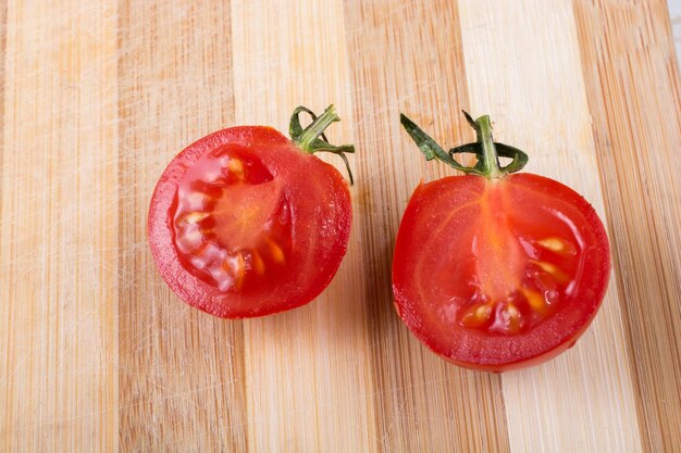 Tomates cherry frescos sabrosos maduros rojos cortados por la mitad