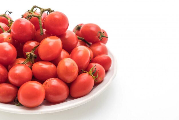 Tomates cherry frescos sobre fondo blanco