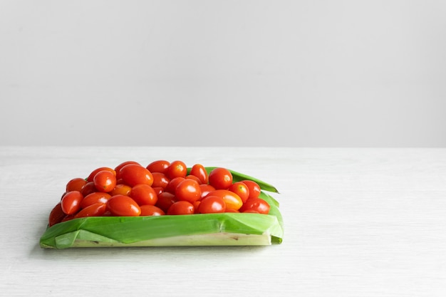 Tomates cherry en una hoja de plátano