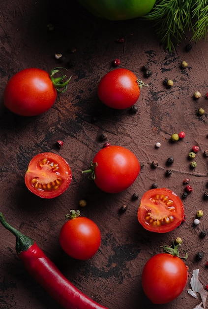 Tomates cherry maduros frescos pimientos picantes y granos de pimienta