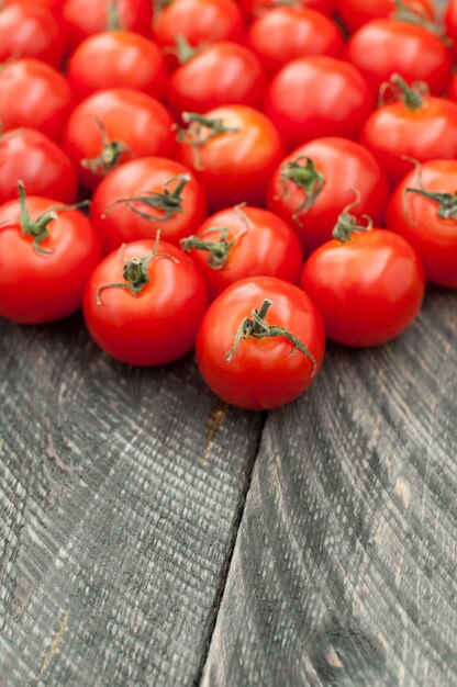 Tomates cherry en la mesa de madera vieja. Fondo de verduras Estilo rústico