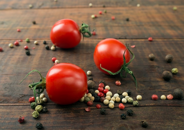 Tomates cherry en mesa de madera