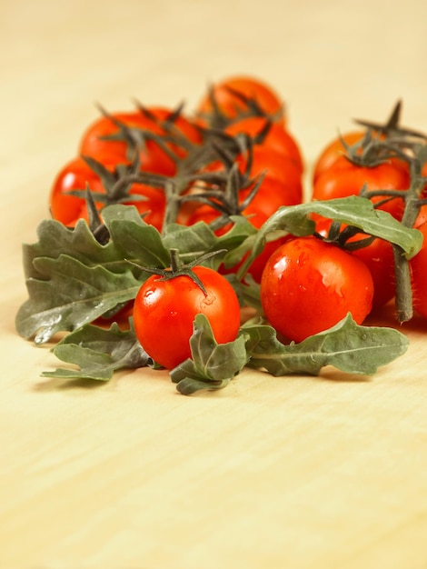 Tomates cherry en una mesa de madera