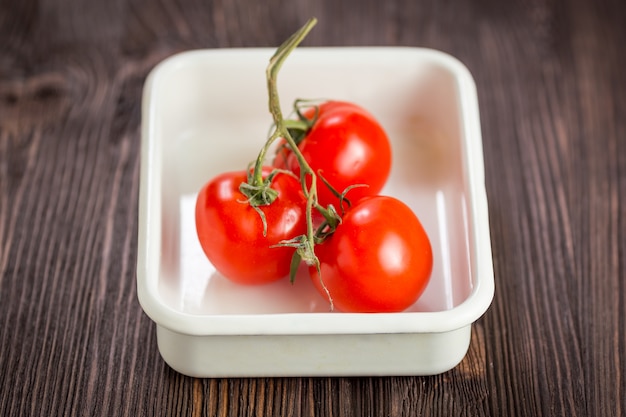 Tomates cherry en una mesa de madera