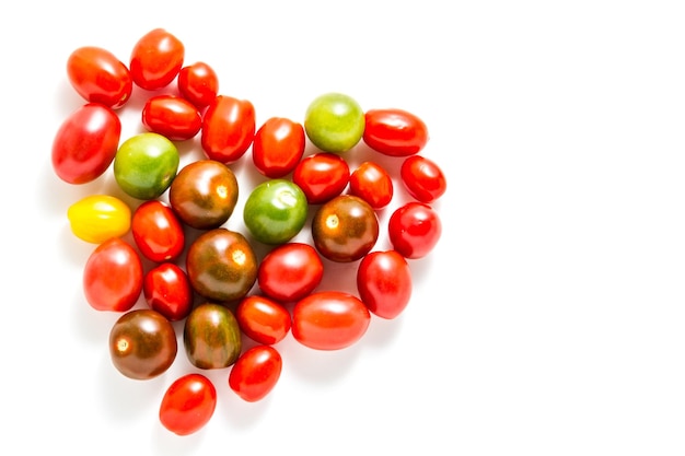 Tomates cherry multicolores recogidos de la huerta orgánica.
