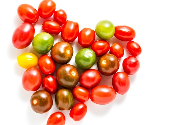 Tomates cherry multicolores recogidos de la huerta orgánica.