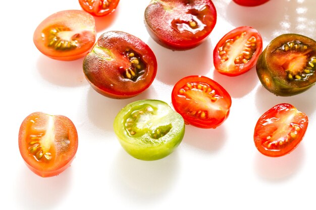 Tomates cherry multicolores recogidos de la huerta orgánica.