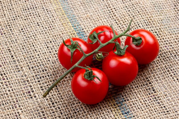 Tomates cherry orgánicos en arpillera