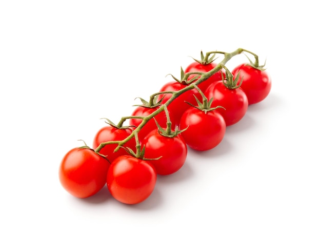 Tomates cherry orgánicos maduros en una rama aislada sobre fondo blanco