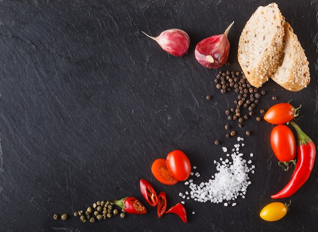 Tomates cherry en pizarra con pan de molde, pimienta negra y sal. Lugar a inscripción