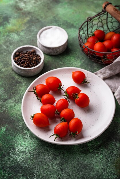 Tomates cherry en plato blanco