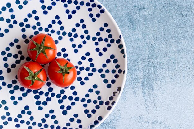 Tomates cherry en plato punteado azul