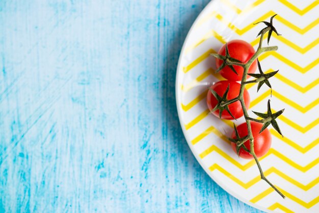 Tomates cherry en plato rayado amarillo