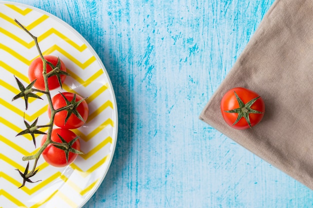 Tomates cherry en plato rayado amarillo