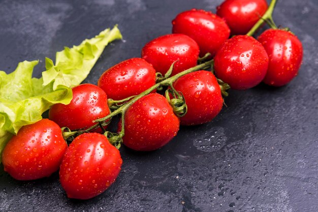 Tomates cherry en un primer plano de rama.