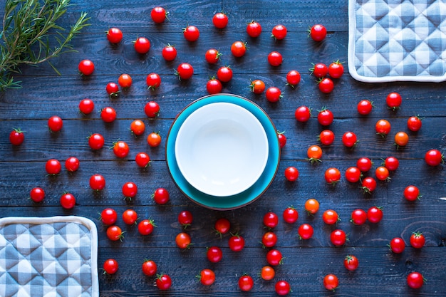 Tomates cherry, productos frescos de granja, alimentos orgánicos, espacio libre para texto.