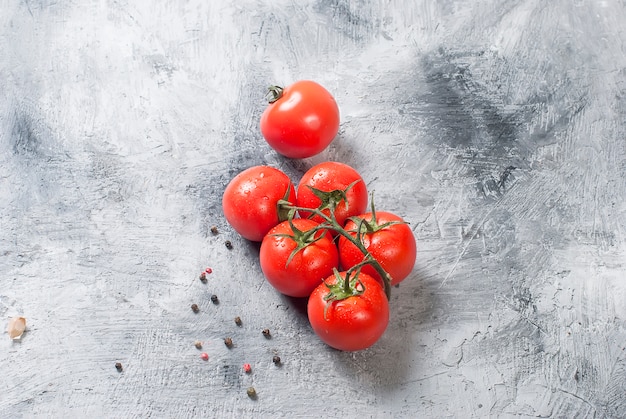 Tomates cherry en una rama y especias