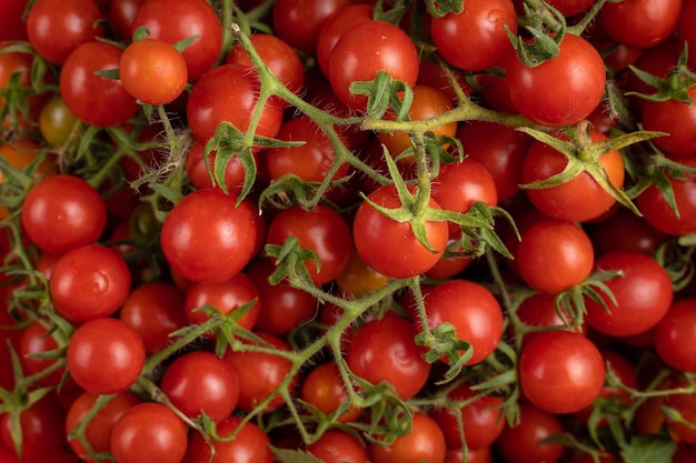 Tomates cherry en ramas, vista superior