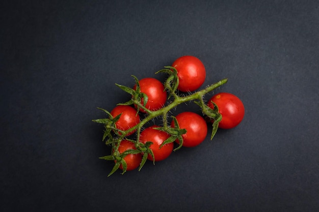 Tomates cherry en ramas, vista superior