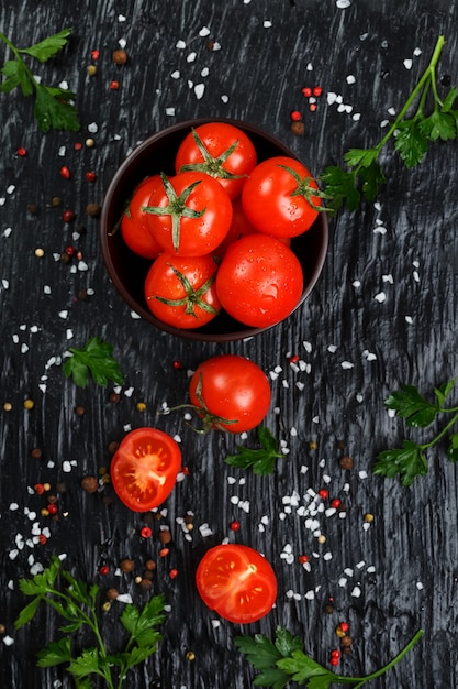 Tomates cherry en rodajas frescas con especias, sal gruesa y hierbas