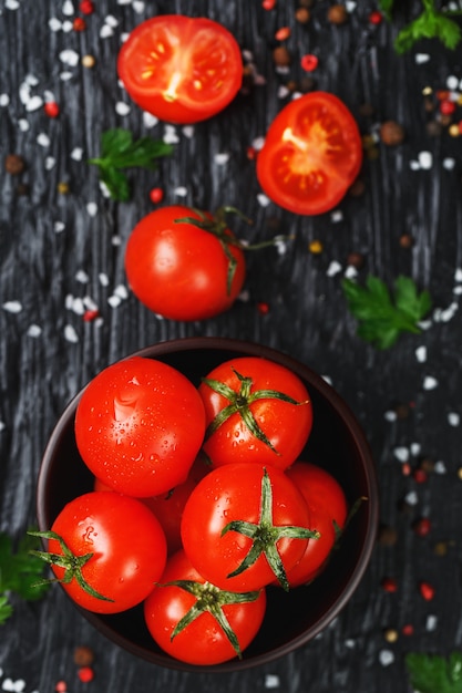 Tomates cherry en rodajas frescas con especias, sal gruesa y hierbas