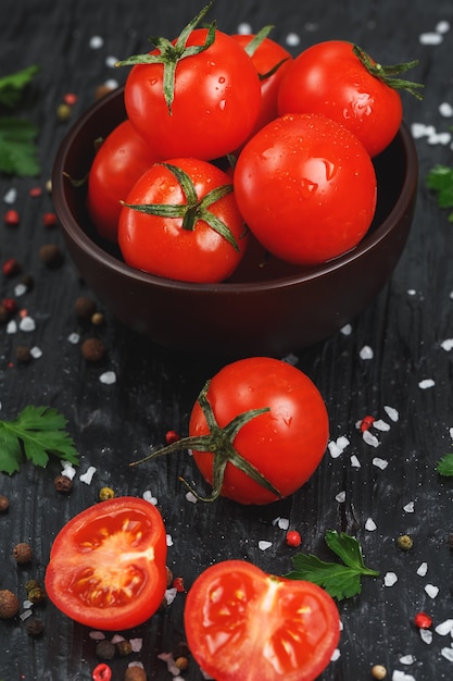 Tomates cherry en rodajas frescas con especias, sal gruesa y hierbas