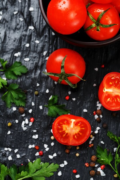 Tomates cherry en rodajas frescas con especias, sal gruesa y hierbas