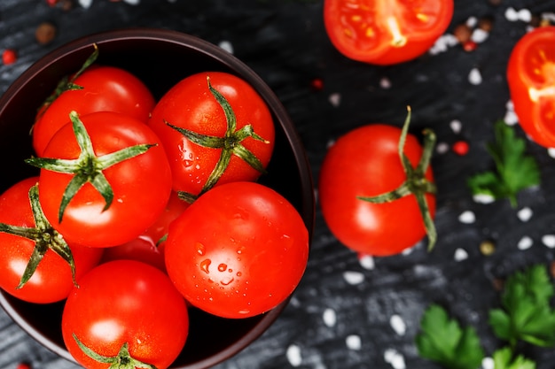 Tomates cherry en rodajas frescas con especias, sal gruesa y hierbas