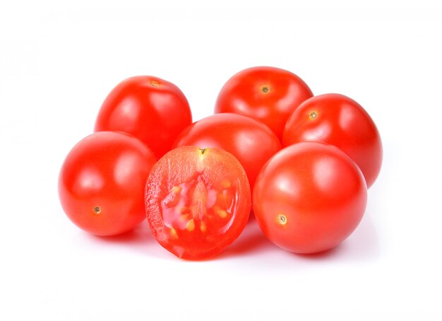 Tomates cherry rojos aislados