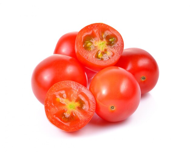 Tomates cherry rojos aislados