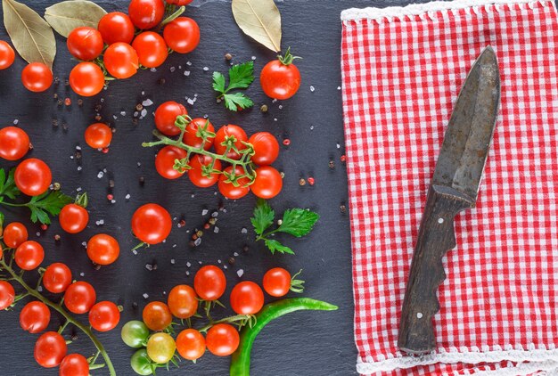 Tomates cherry rojos y cuchillo maduros