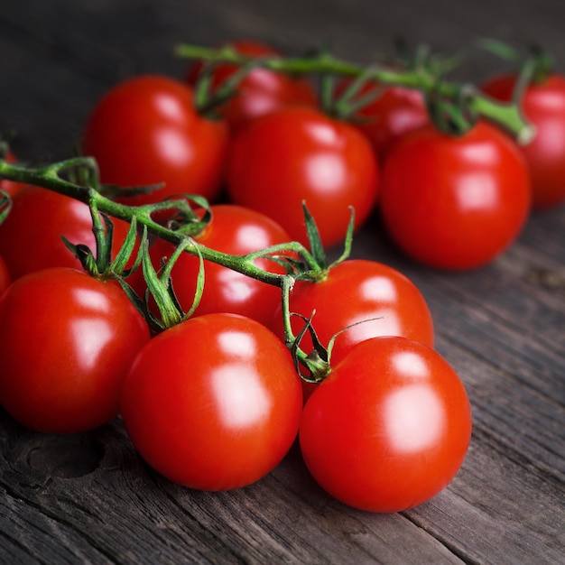 Tomates cherry rojos deliciosos maduros