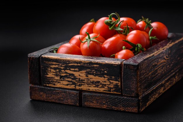 Tomates cherry rojos frescos en una caja vintage de madera