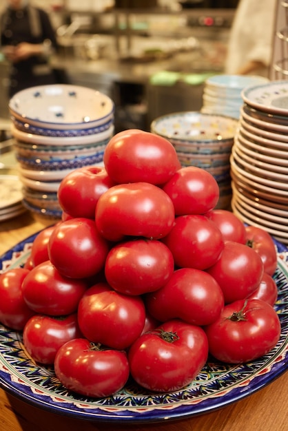 Tomates cherry rojos maduros en un plato de arcilla