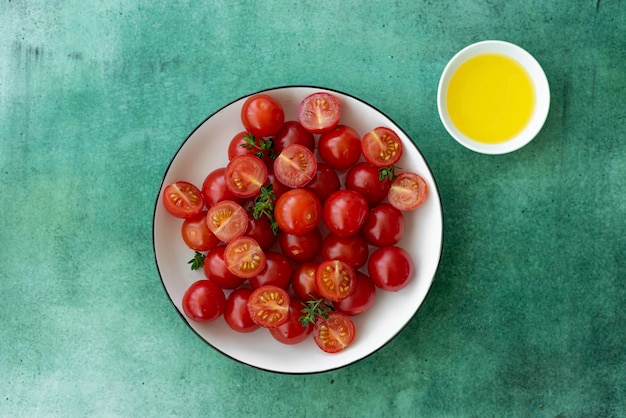 Tomates cherry rojos maduros en un plato blanco