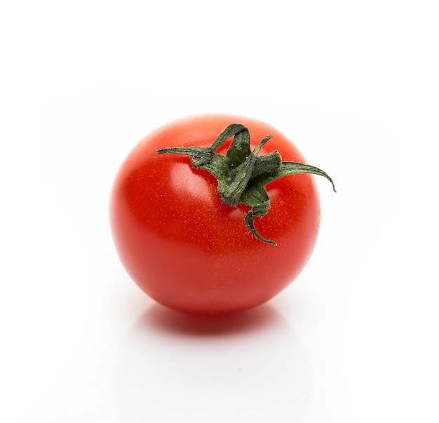 Tomates cherry rojos en una rama aislado sobre un fondo blanco, primer plano