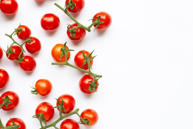 Tomates cherry sobre fondo blanco.