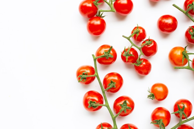 Tomates cherry sobre fondo blanco.