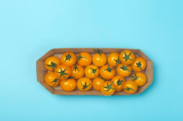 Tomates cherry sobre un fondo de color azul.