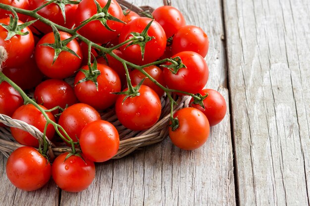 Tomates cherry sobre fondo de madera