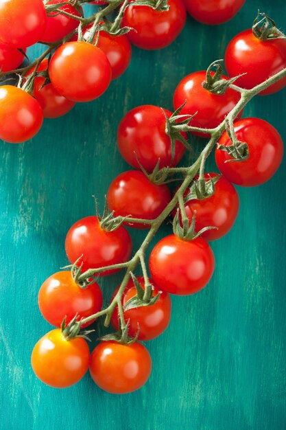 Tomates cherry sobre fondo turquesa