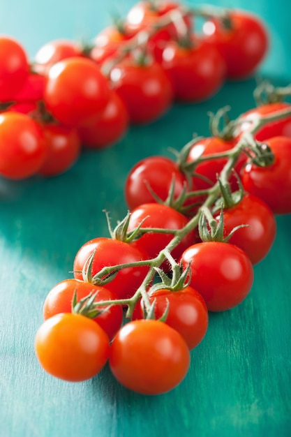 Tomates cherry sobre fondo turquesa